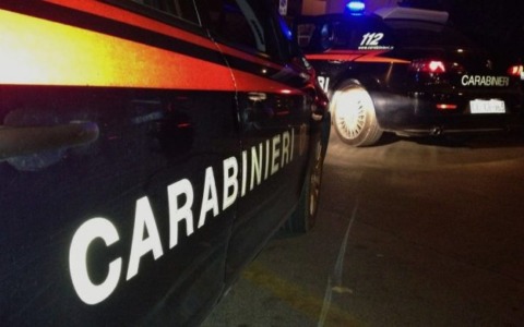 Tenta il suicidio con un pugnale, fermato con il taser