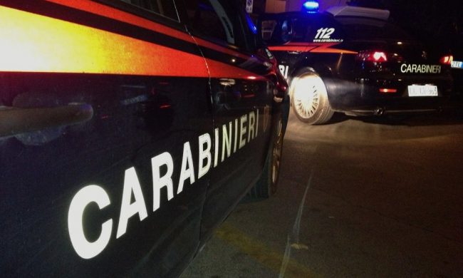 Tenta il suicidio con un pugnale, fermato con il taser