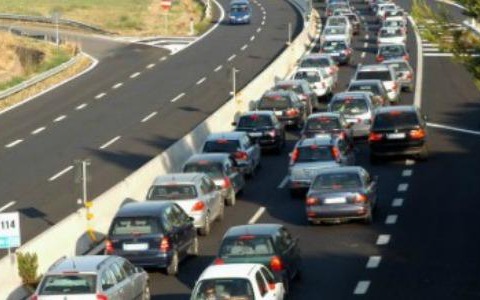 Tir si ribalta e perde carico di cemento, Pontina bloccata in direzione Roma