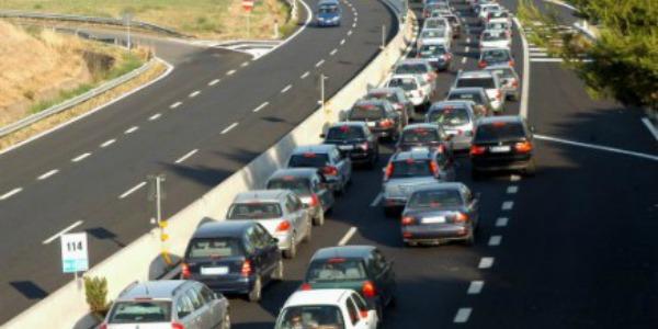 Tir si ribalta e perde carico di cemento, Pontina bloccata in direzione Roma