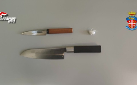 Tradito dal nervosismo: 23enne trovato con due coltelli da cucina e cocaina