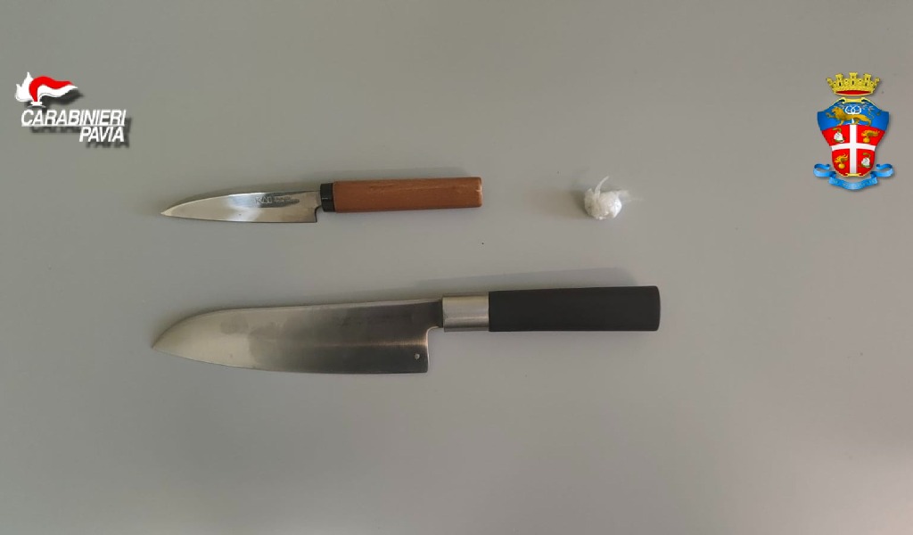 Tradito dal nervosismo: 23enne trovato con due coltelli da cucina e cocaina