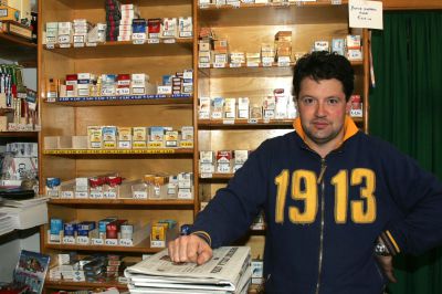 Tragedia, lo storico edicolante muore cadendo dal quarto piano