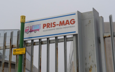 Tragedia sul lavoro in Brianza: ingegnere di Treviglio muore schiacciato da una lastra di metallo