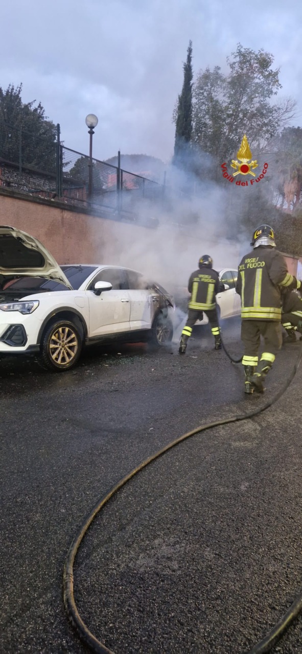 Tre auto a fuoco in via Portuense, strada chiusa