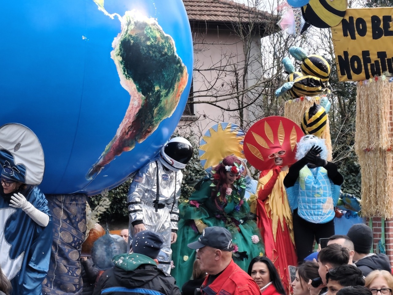 Trezzo si è riempita di colori con il Carnevale delle scuole