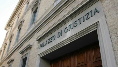 Tribunale Ancona imbrattato, attivisti Ultima generazione a rischio processo