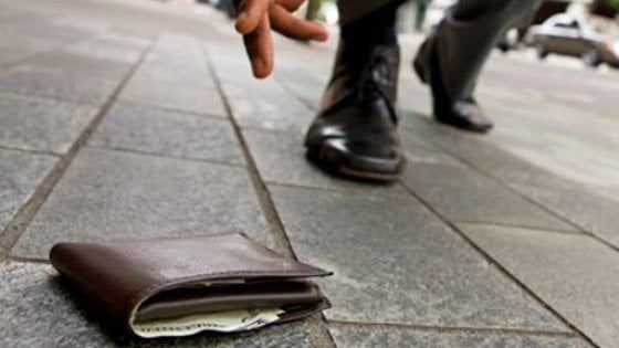 Trova un portafogli per strada e lo consegna alla Polizia locale: “Esiste ancora l’onestà”