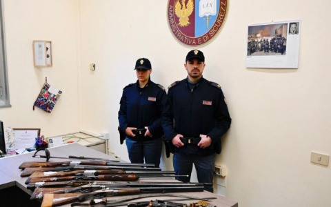 Un arsenale da… distruggere. La Questura di Bergamo ha ritirato e destinato alla distruzione ben 62 armi