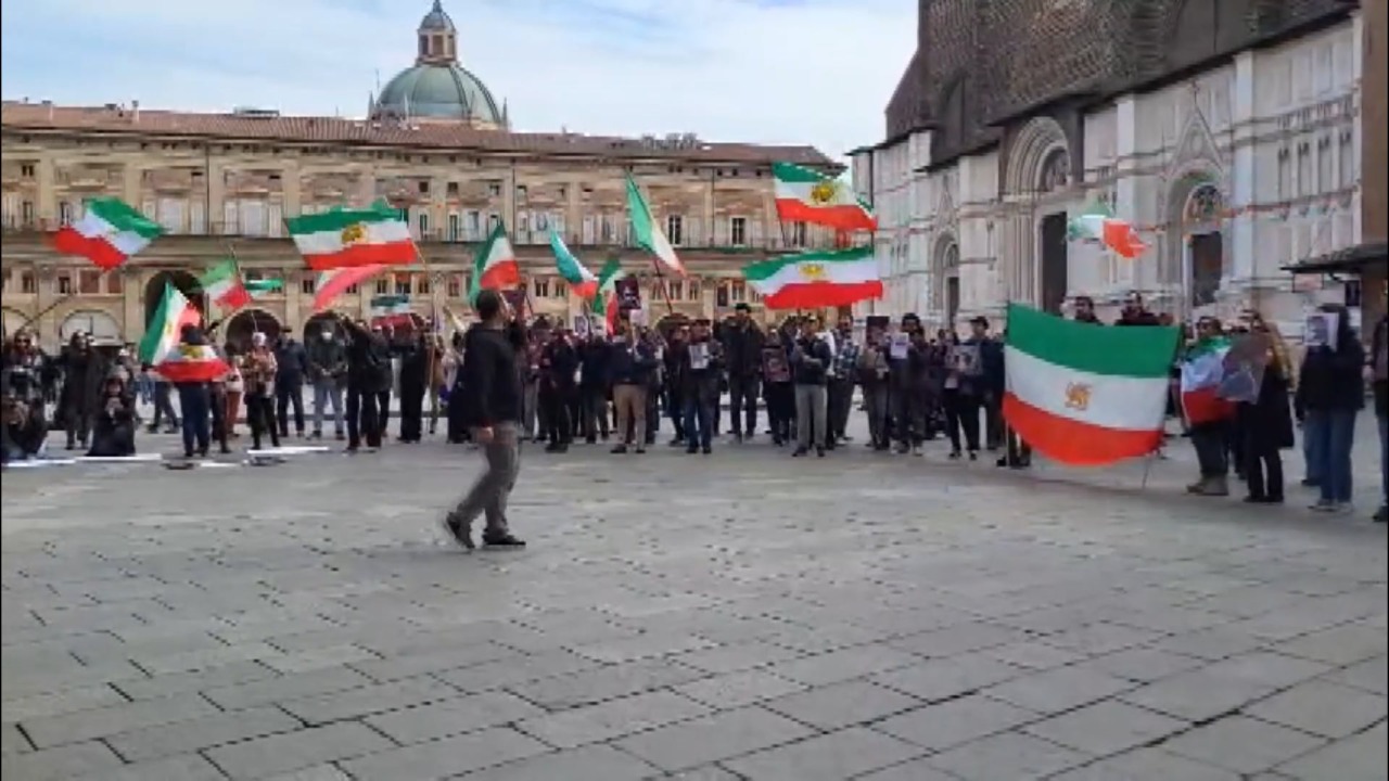 Iraniani in piazza a Bologna
