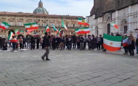 Iraniani in piazza a Bologna