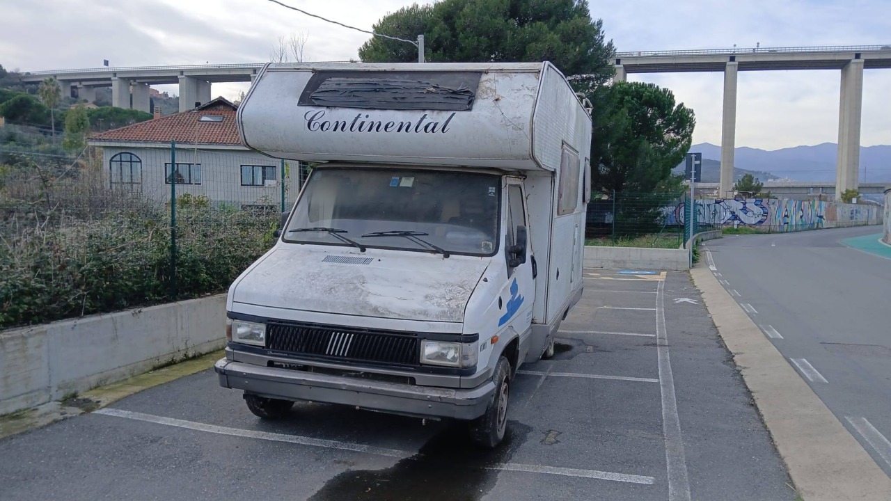 Un misterioso camper senza targa abbandonato da un carro attrezzi sull’argine del Prino a Imperia