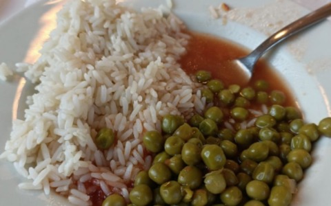 Un pezzo di osso nel piatto a scuola, genitori protestano per la mensa