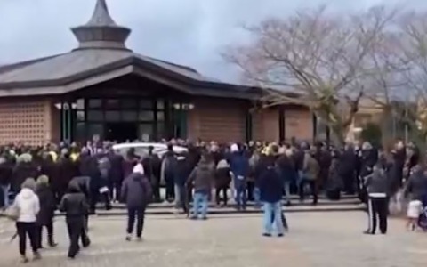 Una folla silenziosa per l’ultimo saluto a Federica Torzullo