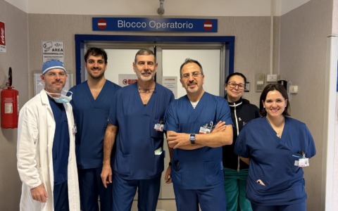 Una sala operatoria, due tumori da asportare. L’intervento su una paziente a Torrette