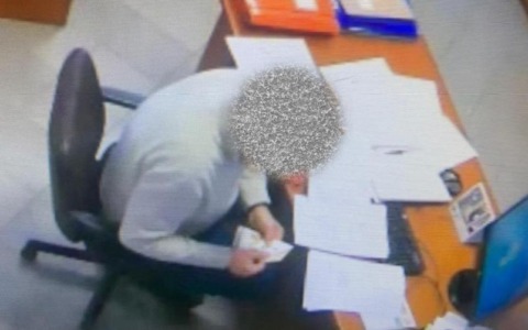 Utilizzava denaro pubblico per retribuire irregolarmente un collaboratore, scatta la misura interdittiva