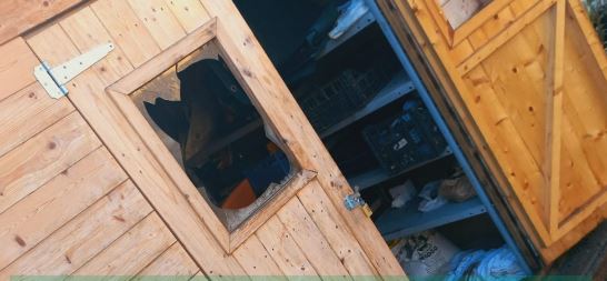 Vandali in azione al Parco Garbatella, danneggiata la casetta degli Orti Urbani al grido di “duce, duce”