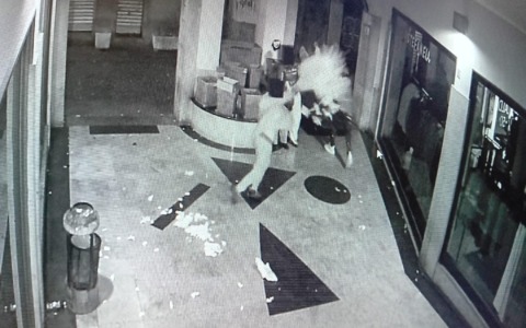 Vandali nel centro storico: identificati e denunciati i responsabili