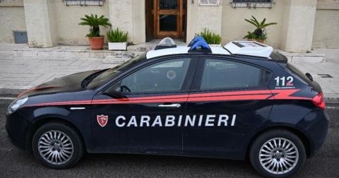 Vende un tagliaerba e viene pagato con assegni irregolari, preso il truffatore