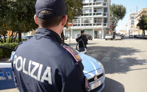 Viaggiava in moto con due coltelli, denunciato dalla Polizia