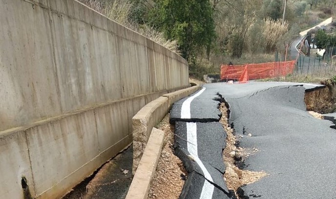 Voragine in via Famelica, sprofonda la strada. LE IMMAGINI