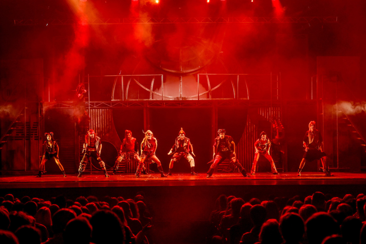 “We Will Rock You”, l’energia dei Queen ambientata in un futuro distopico in scena alla ChorusLife Arena