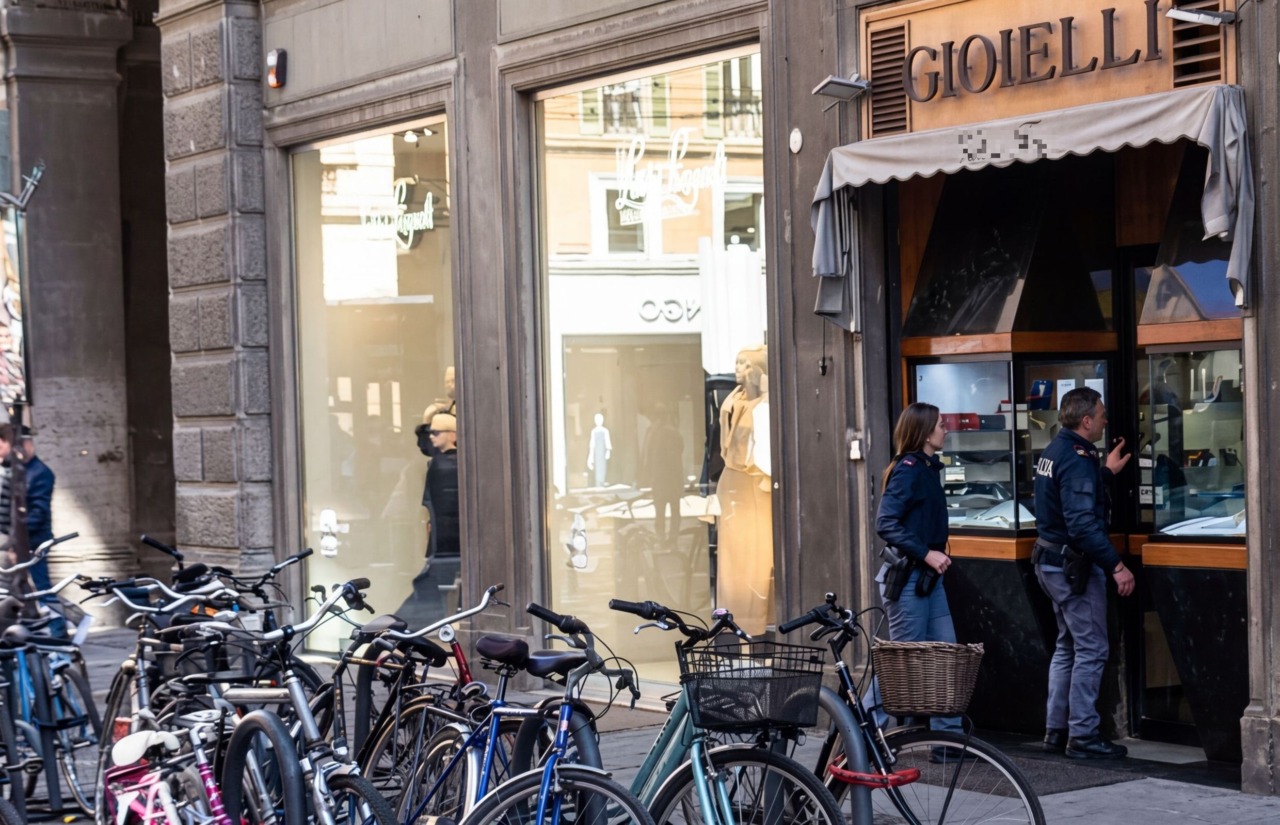 Tentata rapina in una gioielleria del Quadrilatero, bandito messo in fuga dal negoziante