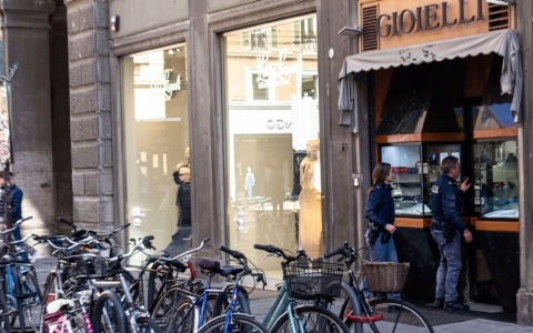 Tentata rapina in una gioielleria del Quadrilatero, bandito messo in fuga dal negoziante