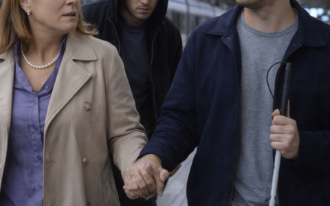 26enne prova a strappare la collanina d’oro di una signora mentre è in stazione col figlio cieco