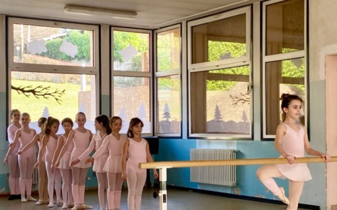 A Corte Franca trionfa la danza di Introbio