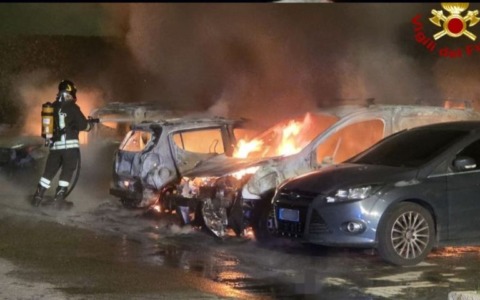 A Villa Emma serie di auto a fuoco: non si conoscono ancora le origini del rogo