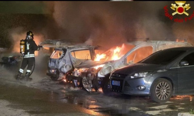 A Villa Emma serie di auto a fuoco: non si conoscono ancora le origini del rogo