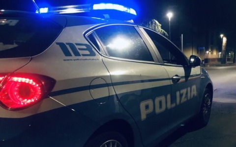 Accoltella un uomo dopo un banale litigio: fermato dalla Polizia di Stato