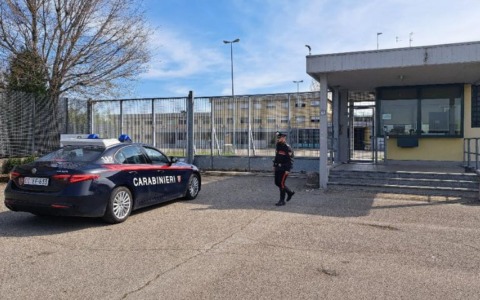 Ai Carabinieri dice di non aver sentito il campanello perchè sotto la doccia ma era evaso durante il controllo