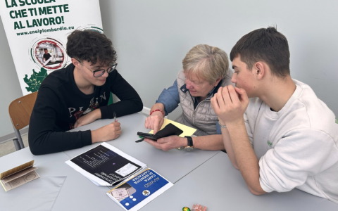 Al via il “Patentino nonni smartphone” grazie ai giovani dell’Enaip