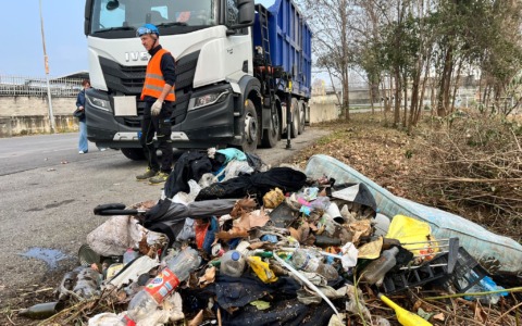 Al via la pulizia della roggia Ponte Perduto a Bergamo: «Qui si accumulano chili di rifiuti»