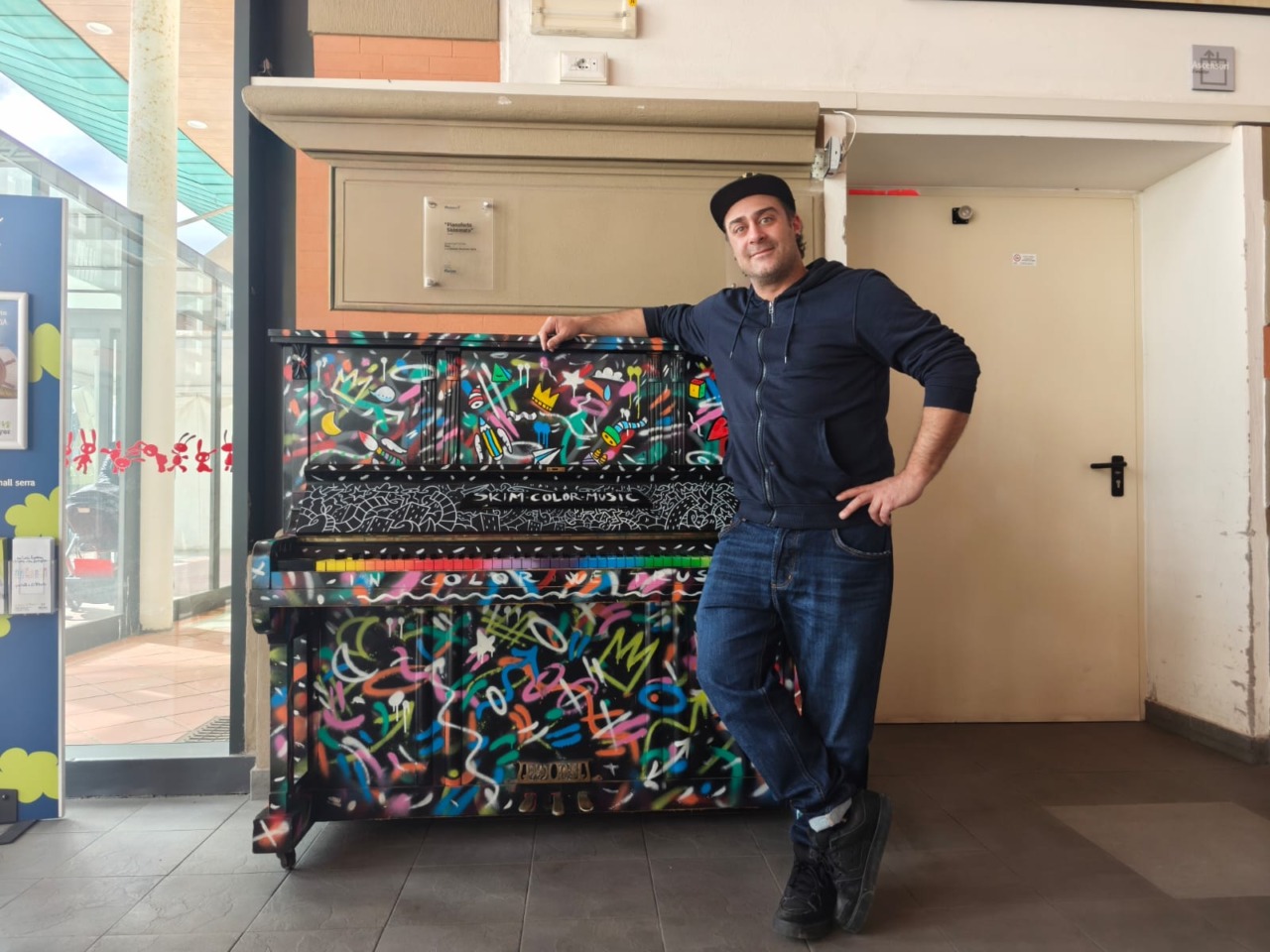 All’ingresso del Meyer un coloratissimo pianoforte donato dall’artista Skim