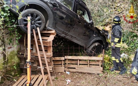 Auto fuori strada a Montorio: Mini con quattro persone precipita in un dirupo di 30 metri