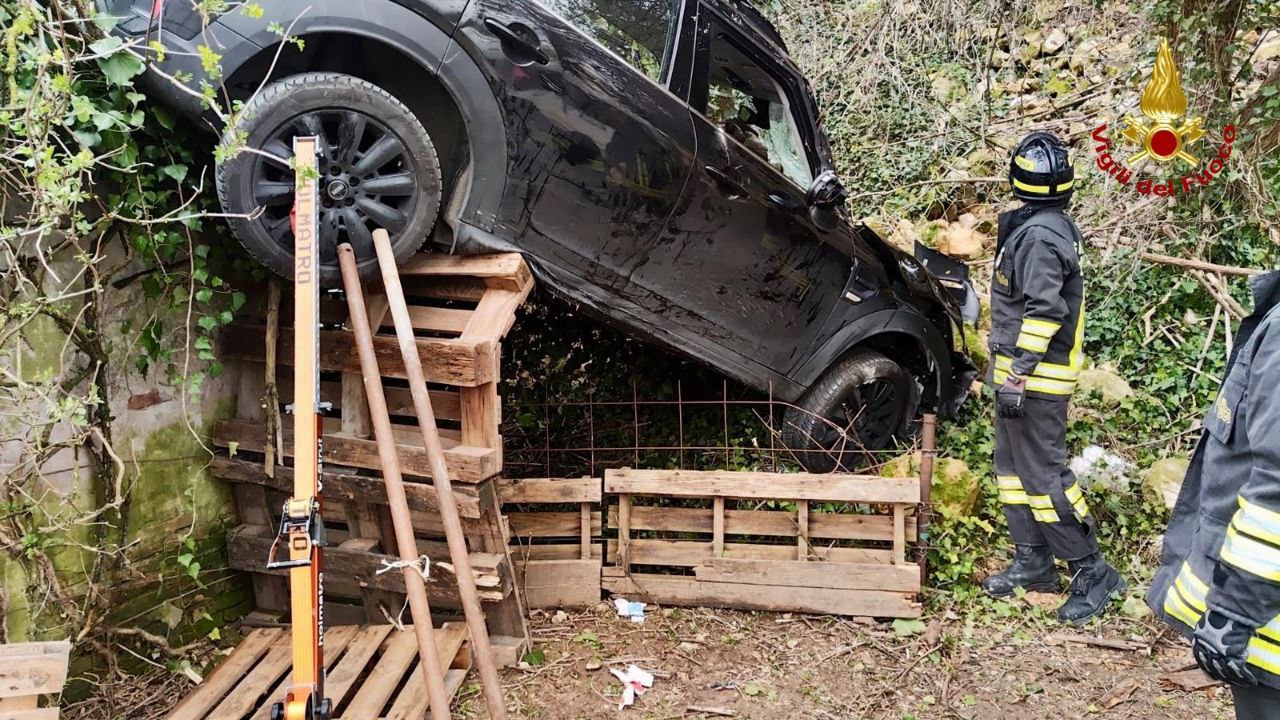 Auto fuori strada a Montorio: Mini con quattro persone precipita in un dirupo di 30 metri