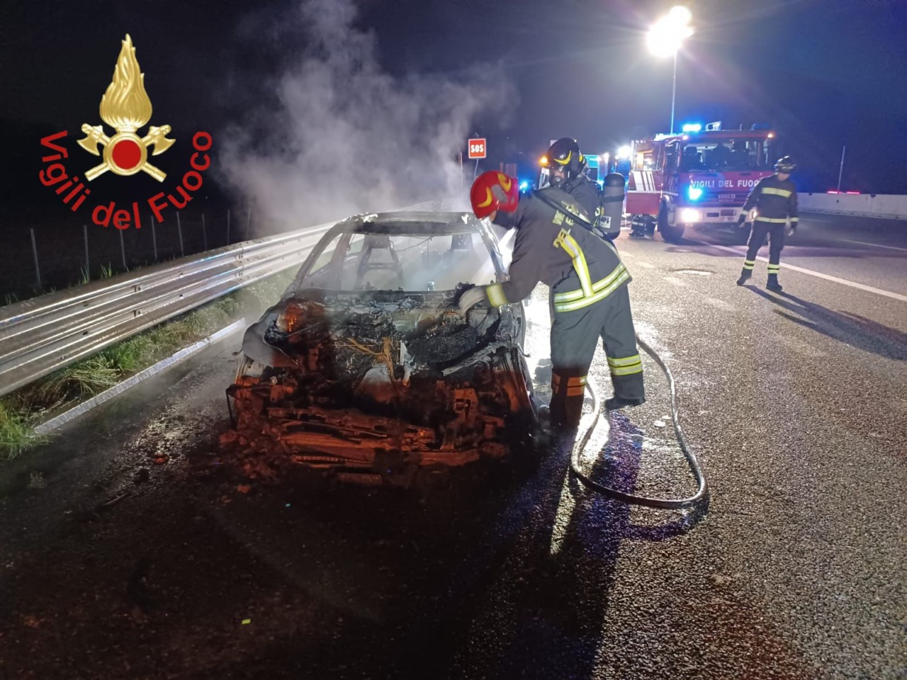 Auto in fiamme lungo l’autostrada A9