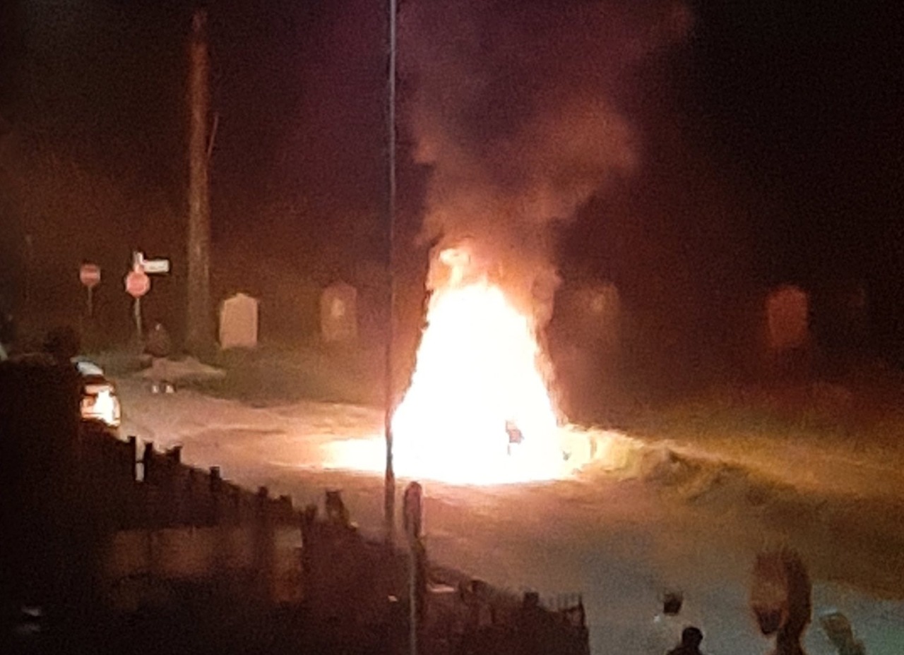 Auto prende fuoco mentre è in marcia: il conducente scende appena in tempo