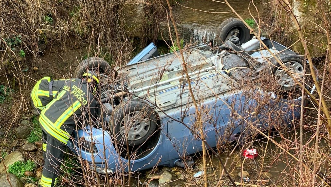Auto si ribalta e finisce nel canale. L’intervento dei vigili del fuoco