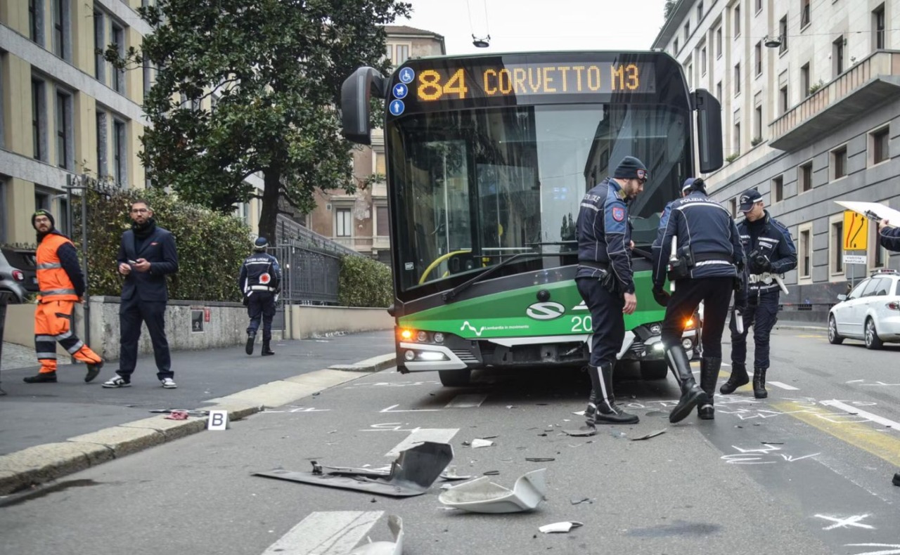 Autobus travolge una moto in via Senato: quattro persone finiscono in ospedale
