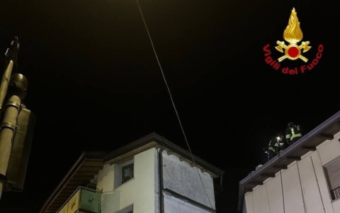 Breno, incendio in tarda serata: a fuoco la copertura di un’abitazione