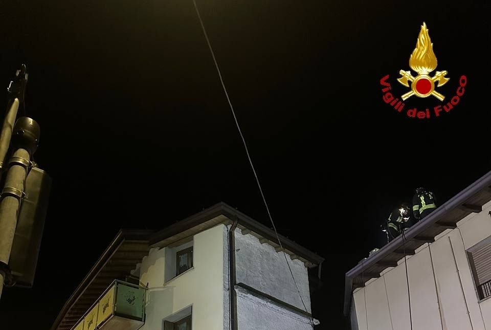 Breno, incendio in tarda serata: a fuoco la copertura di un’abitazione