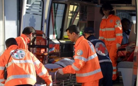 Cade dal balcone durante un intervento di manutenzione, grave 46enne dopo volo di 10 metri