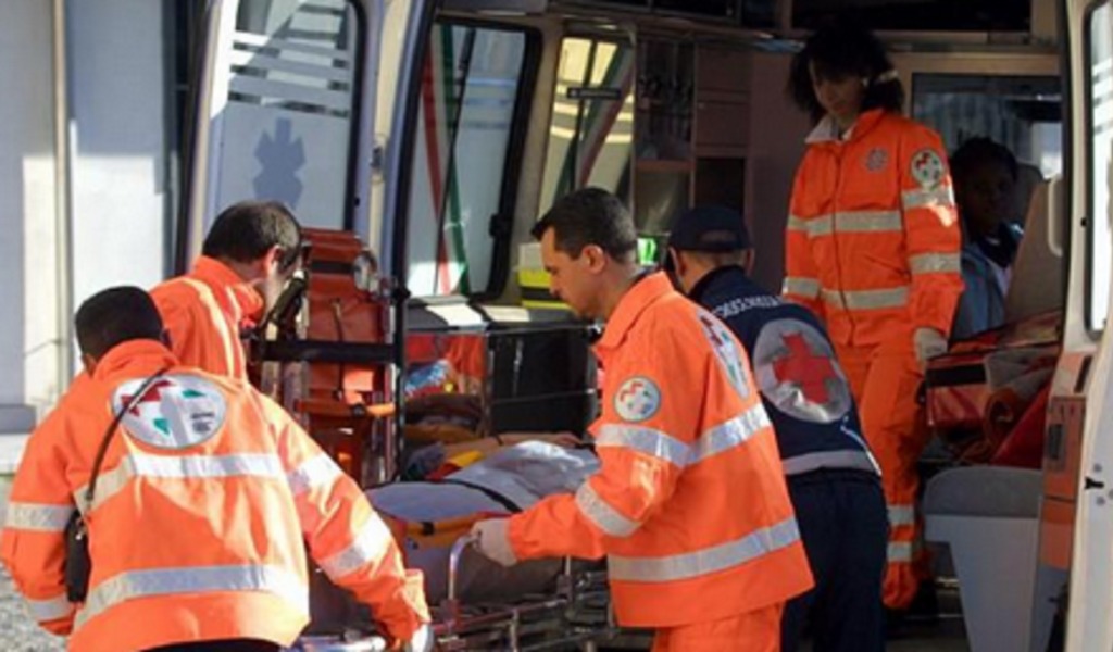 Cade dal balcone durante un intervento di manutenzione, grave 46enne dopo volo di 10 metri