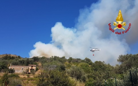 Camaiore (Lucca), vasto incendio sul monte Moneta