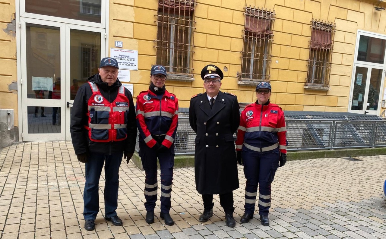 Carabinieri in servizio e colleghi in pensione impegnati per la sicurezza davanti alle scuole