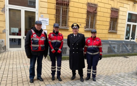 Carabinieri in servizio e colleghi in pensione impegnati per la sicurezza davanti alle scuole